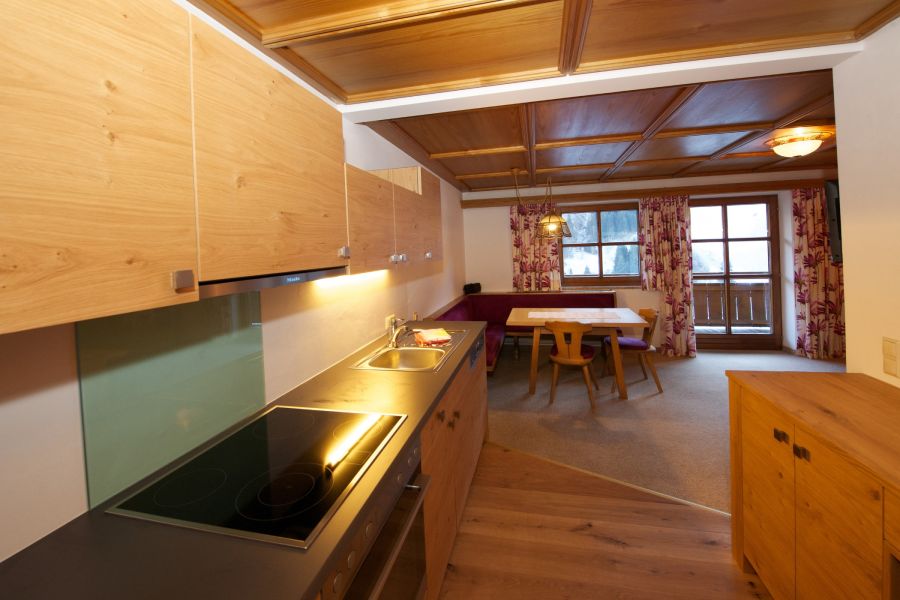 Küchenzeile mit Blick zum Essbereich in Ferienwohnung 3