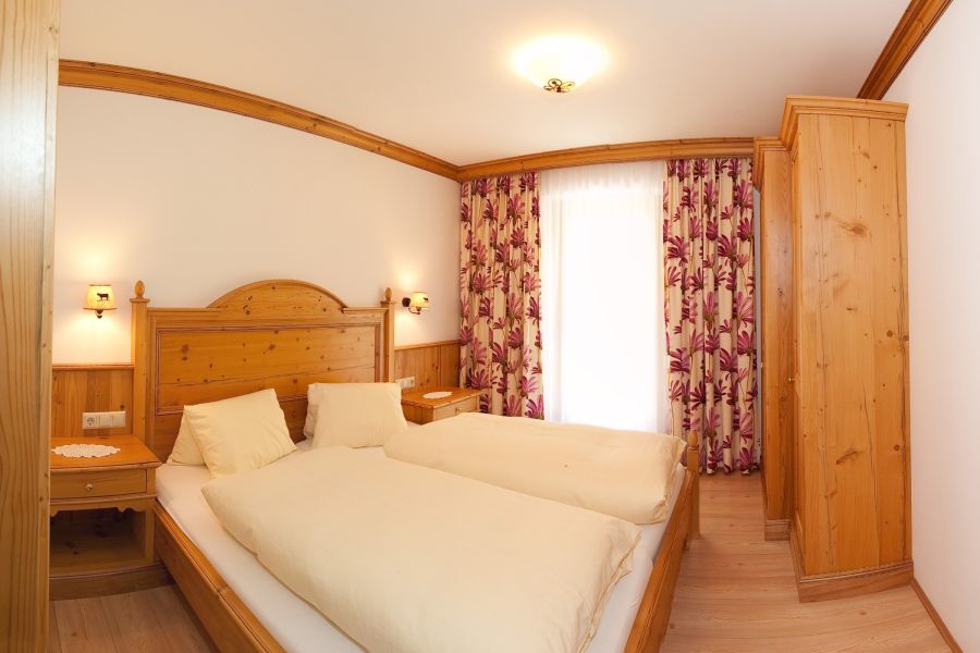 Doppelbettzimmer mit Fenster in Ferienwohnung 7