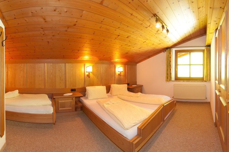 Schlafzimmer mit Doppelbett und Einzelbett am Martenhof