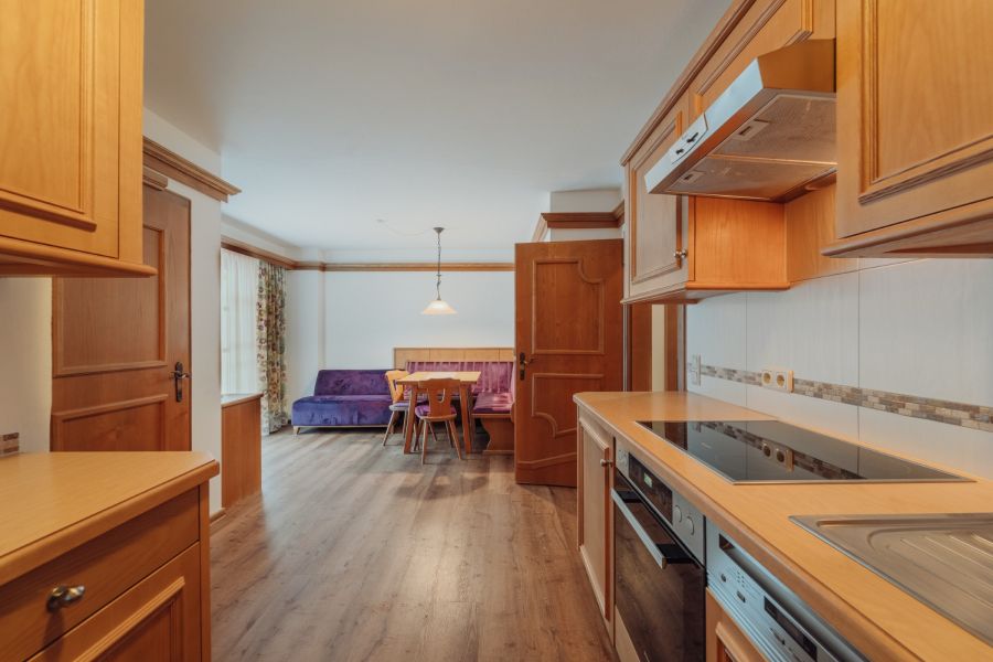Küche mit Backofen und Herd in Ferienwohnung 6