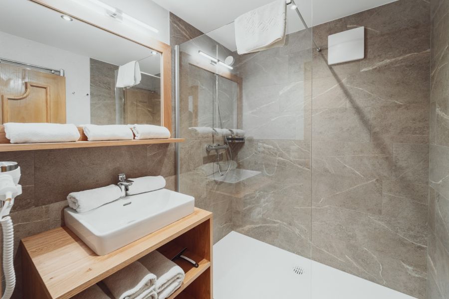 Badezimmer mit Dusche in Ferienwohnung 5