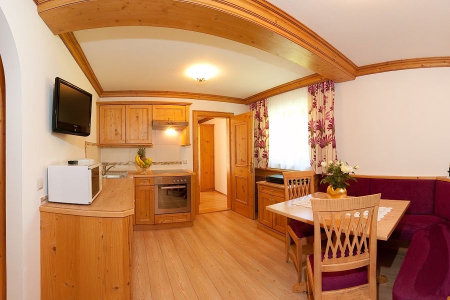 Wohnküche mit Esstisch in Ferienwohnung 7