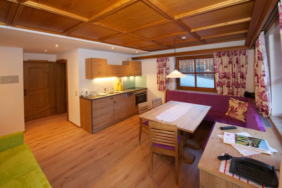 Wohnküche mit Eckbank und grünem Sofa in Ferienwohnung 2