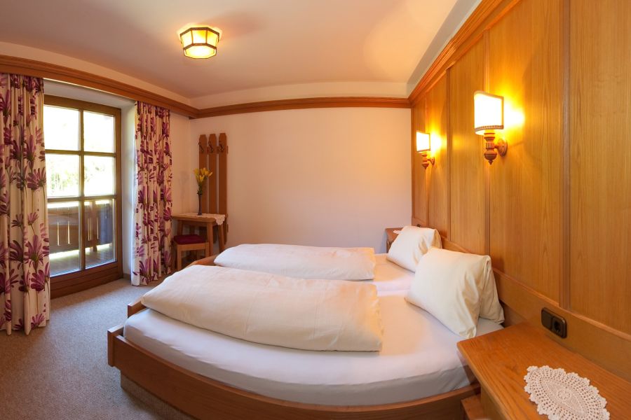 Doppelbettzimmer mit Balkontür in Ferienwohnung 3